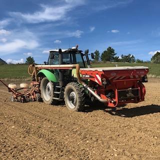 Voiture pour implanter des champs de blé Mison