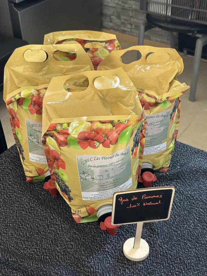 Nous vendons des jus de pomme artisanaux.